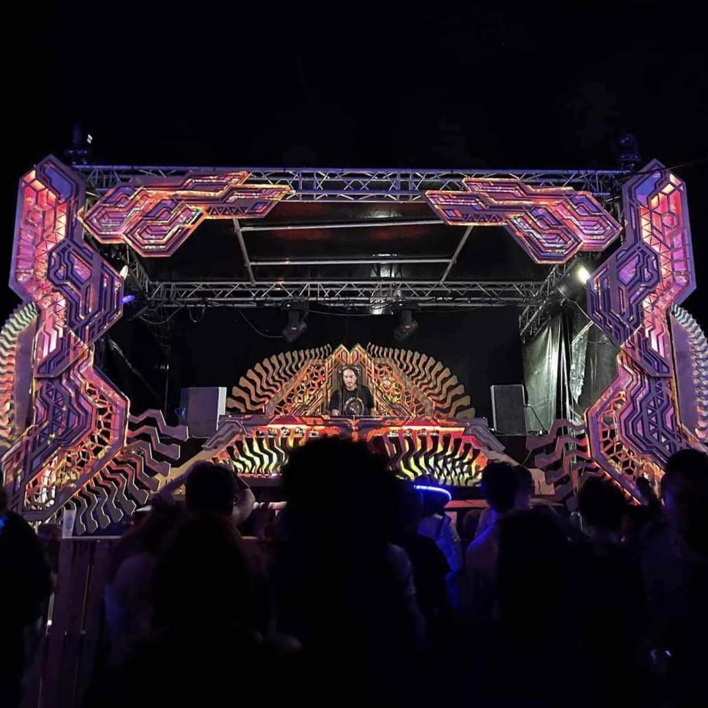 Un décor de scène illuminé, vu depuis le public